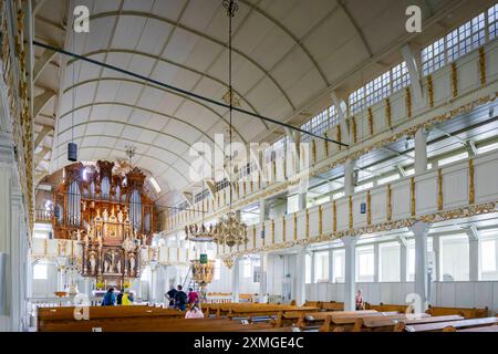 Marktkirche zum Heiligen Geist die evangelisch-lutherische Marktkirche zum Heiligen Geist ist die historische Hauptkirche im Ortsteil Clausthal der Bergstadt Clausthal-Zellerfeld. SIE ist die größte Holzkirche Deutschlands und gehört durch ihre Architektur und Ausstattung zu den bedeutendsten Baudenkmälern des norddeutschen Barocks. Clausthal-Zellerfeld Niedersachsen Deutschland *** Marktkirche zum Heiligen Geist la Marktkirche zum Heiligen Geist evangelica luterana è la chiesa principale storica nel distretto di Clausthal della città mineraria di Clausthal Zellerfeld e' il più grande churc in legno Foto Stock