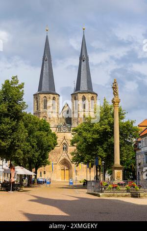 Duderstadt die römisch-katholische Basilika St. Cyriakus ist eine Pfarrkirche in der Stadt Duderstadt im Landkreis Göttingen von Niedersachsen. SIE Gilt als Hauptkirche der Stadt und des Untereichsfelds. In der Stadt wird sie auch Oberkirche und in der Region Eichsfelder Dom genannt. Duderstadt Niedersachsen Deutschland *** Duderstadt la basilica cattolica di San Ciriaco è una chiesa parrocchiale nella città di Duderstadt nel distretto di Göttingen della bassa Sassonia è considerata la chiesa principale della città e la regione di Eichsfeld inferiore nella città è anche chiamata Oberkirche e nel regi Foto Stock