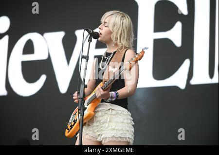 27 luglio 2024, Sheffield, South Yorkshire, U. K: Nieve Ella Performing al Tramlines Festival 2024 , Sheffield, Regno Unito (Credit Image: © Robin Burns/ZUMA Press Wire) SOLO USO EDITORIALE! Non per USO commerciale! Foto Stock