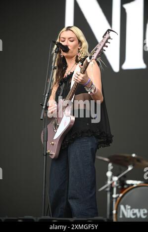 27 luglio 2024, Sheffield, South Yorkshire, U. K: Nieve Ella Performing al Tramlines Festival 2024 , Sheffield, Regno Unito (Credit Image: © Robin Burns/ZUMA Press Wire) SOLO USO EDITORIALE! Non per USO commerciale! Foto Stock
