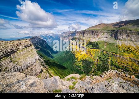 Spettacolare valle di Ordesa con le sue imponenti montagne rocciose nella stagione estiva, i Pirenei spagnoli Foto Stock