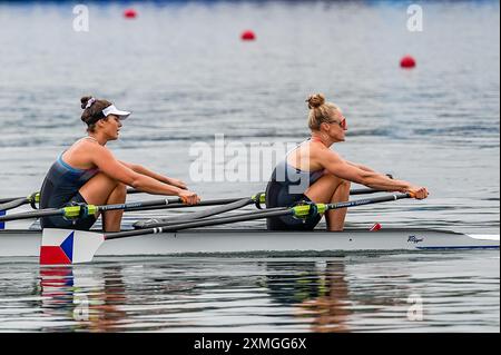 Parigi, Francia. 27 luglio 2024. PARIGI, FRANCIA - LUGLIO 27: Gareggia nelle Double Sculls Heats femminili durante la prima giornata di canottaggio - Giochi Olimpici Parigi 2024 allo Stadio Nautico Vaires-Sur-Marne il 27 luglio 2024 a Parigi, Francia. (Foto di Andre Weening/Orange Pictures) credito: Orange Pics BV/Alamy Live News Foto Stock