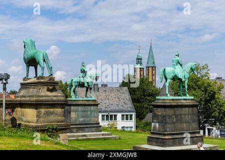 Kaiserpfalz Goslar die Kaiserpfalz Goslar umfasst ein Areal von etwa 340 mal 180 Metern, gelegen am Fuß des Rammelsbergs im Süden der Stadt Goslar, auf dem sich im Wesentlichen das Kaiserhaus, das ehemalige Kollegiatstift St. Simon und Judas, Die Pfalzkapelle St. Ulrich und die Lifinbenkirche Libubenkirche. befanden. Die zwischen 1040 und 1050 unter Heinrich III. Errichtete Kaiserpfalz ist ein einzigartiges Denkmal weltlicher Baukunst. über 200 Jahre wurde hier auf zahlreichen Reichs-und Hoftagen deutsche und Europäische Geschichte geschrieben. Kopien des Braunschweiger Löwen und Reiterdenkmä Foto Stock