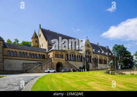 Kaiserpfalz Goslar die Kaiserpfalz Goslar umfasst ein Areal von etwa 340 mal 180 Metern, gelegen am Fuß des Rammelsbergs im Süden der Stadt Goslar, auf dem sich im Wesentlichen das Kaiserhaus, das ehemalige Kollegiatstift St. Simon und Judas, Die Pfalzkapelle St. Ulrich und die Lifinbenkirche Libubenkirche. befanden. Die zwischen 1040 und 1050 unter Heinrich III. Errichtete Kaiserpfalz ist ein einzigartiges Denkmal weltlicher Baukunst. über 200 Jahre wurde hier auf zahlreichen Reichs-und Hoftagen deutsche und Europäische Geschichte geschrieben. Kopien des Braunschweiger Löwen und Reiterdenkmä Foto Stock