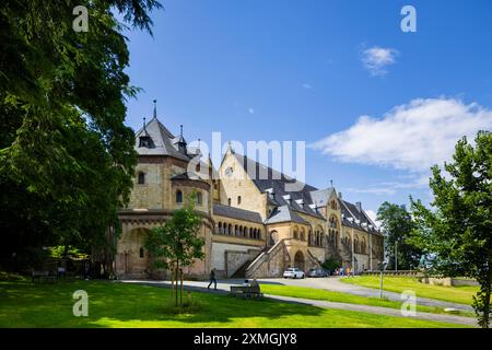 Kaiserpfalz Goslar die Kaiserpfalz Goslar umfasst ein Areal von etwa 340 mal 180 Metern, gelegen am Fuß des Rammelsbergs im Süden der Stadt Goslar, auf dem sich im Wesentlichen das Kaiserhaus, das ehemalige Kollegiatstift St. Simon und Judas, Die Pfalzkapelle St. Ulrich und die Lifinbenkirche Libubenkirche. befanden. Die zwischen 1040 und 1050 unter Heinrich III. Errichtete Kaiserpfalz ist ein einzigartiges Denkmal weltlicher Baukunst. über 200 Jahre wurde hier auf zahlreichen Reichs-und Hoftagen deutsche und Europäische Geschichte geschrieben. Kopien des Braunschweiger Löwen und Reiterdenkmä Foto Stock