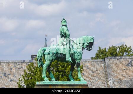 Kaiserpfalz Goslar die Kaiserpfalz Goslar umfasst ein Areal von etwa 340 mal 180 Metern, gelegen am Fuß des Rammelsbergs im Süden der Stadt Goslar, auf dem sich im Wesentlichen das Kaiserhaus, das ehemalige Kollegiatstift St. Simon und Judas, Die Pfalzkapelle St. Ulrich und die Lifinbenkirche Libubenkirche. befanden. Die zwischen 1040 und 1050 unter Heinrich III. Errichtete Kaiserpfalz ist ein einzigartiges Denkmal weltlicher Baukunst. über 200 Jahre wurde hier auf zahlreichen Reichs-und Hoftagen deutsche und Europäische Geschichte geschrieben. Kopien des Braunschweiger Löwen und Reiterdenkmä Foto Stock