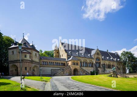 Kaiserpfalz Goslar die Kaiserpfalz Goslar umfasst ein Areal von etwa 340 mal 180 Metern, gelegen am Fuß des Rammelsbergs im Süden der Stadt Goslar, auf dem sich im Wesentlichen das Kaiserhaus, das ehemalige Kollegiatstift St. Simon und Judas, Die Pfalzkapelle St. Ulrich und die Lifinbenkirche Libubenkirche. befanden. Die zwischen 1040 und 1050 unter Heinrich III. Errichtete Kaiserpfalz ist ein einzigartiges Denkmal weltlicher Baukunst. über 200 Jahre wurde hier auf zahlreichen Reichs-und Hoftagen deutsche und Europäische Geschichte geschrieben. Kopien des Braunschweiger Löwen und Reiterdenkmä Foto Stock