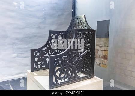 Kaiserpfalz Goslar die Kaiserpfalz Goslar umfasst ein Areal von etwa 340 mal 180 Metern, gelegen am Fuß des Rammelsbergs im Süden der Stadt Goslar, auf dem sich im Wesentlichen das Kaiserhaus, das ehemalige Kollegiatstift St. Simon und Judas, Die Pfalzkapelle St. Ulrich und die Lifinbenkirche Libubenkirche. befanden. Die zwischen 1040 und 1050 unter Heinrich III. Errichtete Kaiserpfalz ist ein einzigartiges Denkmal weltlicher Baukunst. über 200 Jahre wurde hier auf zahlreichen Reichs-und Hoftagen deutsche und Europäische Geschichte geschrieben. Die Thronlehnen des Goslarer Kaiserstuhls 1065 b Foto Stock