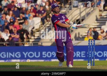 Leeds, 26 luglio 2024. Ollie Robinson in battuta per gli uomini dei Northern Supercharger contro gli uomini dei Trent Rockets in The Hundred a Headingley. Credito: Colin Edwards Foto Stock