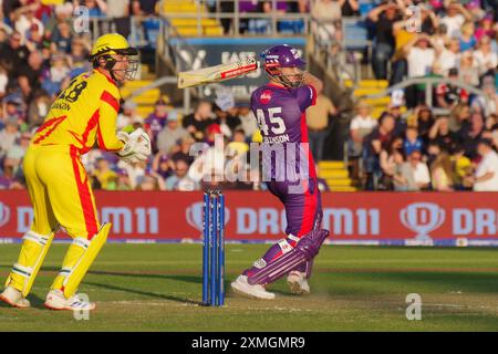 Leeds, 26 luglio 2024. Ollie Robinson in battuta per gli uomini dei Northern Supercharger contro gli uomini dei Trent Rockets in The Hundred a Headingley. Il guardiano del wicket è Tom Banton. Credito: Colin Edwards Foto Stock