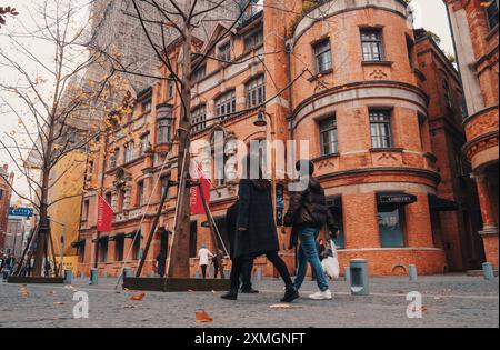 Shanghai, Cina - 21 dicembre 2018: I visitatori passeggiano per le affascinanti strade di Shanghai, circondati da luoghi storici splendidamente conservati Foto Stock