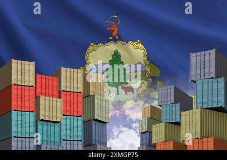 Bandiera dello stato del Vermont e una grande pila di container per il trasporto merci in banchine con sfondo cielo da vicino Foto Stock