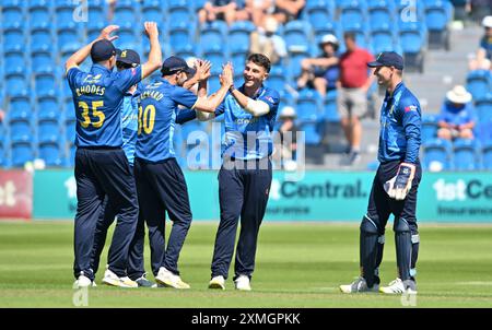 Hove UK 28 luglio 2024 - il Bowler del Warwickshire Michael Booth si congratula dopo aver preso il wicket di Tom Clark del Sussex durante la partita di cricket della Metro Bank One Day Cup tra Sussex Sharks e Warwickshire al 1st Central County Ground di Hove: Credit Simon Dack /TPI/ Alamy Live News Foto Stock