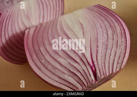 Fette di cipolla rossa, a volte chiamate cipolla delle Bermuda Foto Stock