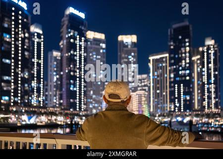 5 gennaio 2024, Dubai, Emirati Arabi Uniti: Hotel e appartamenti edifici residenziali con grattacielo vista panoramica nel porto di Dubai Marina Creek Foto Stock