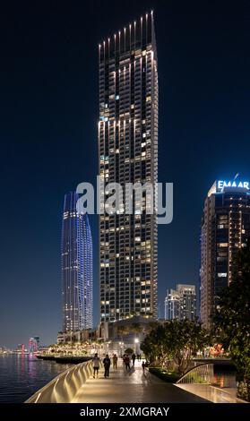 5 gennaio 2024, Dubai, Emirati Arabi Uniti: Hotel e appartamenti edifici residenziali con grattacielo vista panoramica nel porto di Dubai Marina Creek Foto Stock