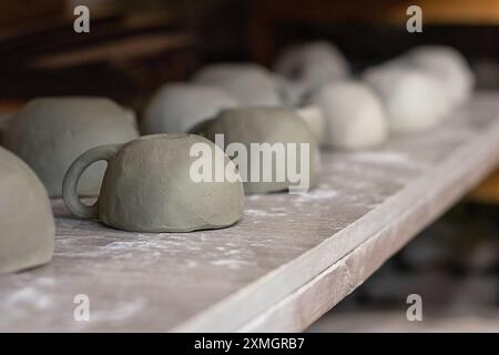 Ceramica di argilla grigia che si asciuga prima della cottura Foto Stock