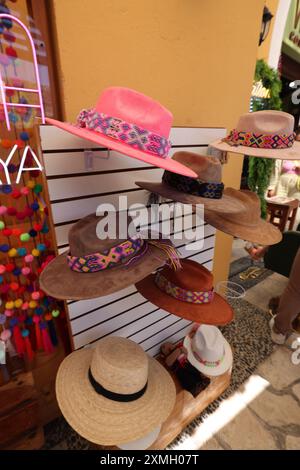 Una pila di sombreri in un mercato in Messico. Cappelli messicani in vendita Foto Stock