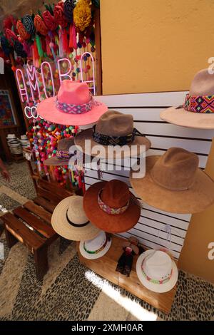 Una pila di sombreri in un mercato in Messico. Cappelli messicani in vendita Foto Stock