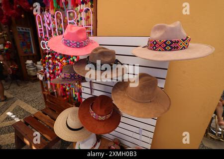 Una pila di sombreri in un mercato in Messico. Cappelli messicani in vendita Foto Stock