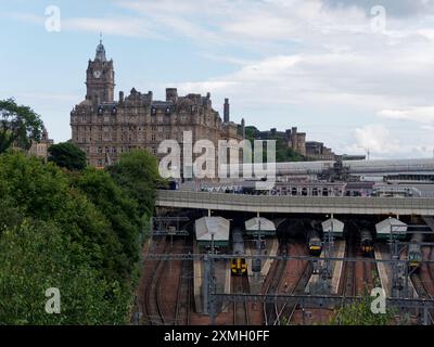 Guardando in basso la stazione ferroviaria di Waverley con il Balmoral Hotel Clock Tower a Edimburgo, capitale della Scozia, 27 luglio 2024 Foto Stock