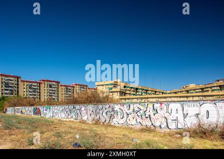 Vista degli edifici residenziali contemporanei lungo il viale Tamarguillo nel quartiere El Plantinar, Siviglia, Andalusia, Spagna. Foto Stock