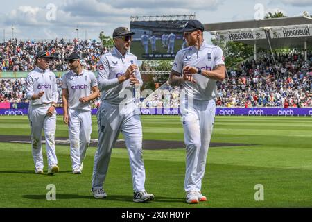 Ben Stokes dell'Inghilterra conduce la sua squadra alla pausa pranzo durante il 3° Rothesay test Match Day 3 Inghilterra vs Indie occidentali a Edgbaston, Birmingham, Regno Unito, 28 luglio 2024 (foto di Craig Thomas/News Images) Foto Stock