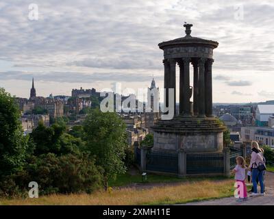 Dugald Stewart Monument su Calton Hill con vista su Edimburgo e il suo castello, capitale della Scozia, 27 luglio 2024 Foto Stock