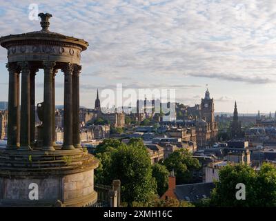 Dugald Stewart Monument su Calton Hill con vista su Edimburgo e il suo castello, capitale della Scozia, 27 luglio 2024 Foto Stock