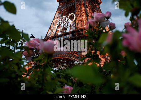 Parigi, Francia. 24 luglio 2024. Tour Eiffel durante i XXXIII Giochi Olimpici di Parigi 2024 sulla Senna a Parigi (Francia), 24 luglio 2024. Crediti: Insidefoto di andrea staccioli/Alamy Live News Foto Stock