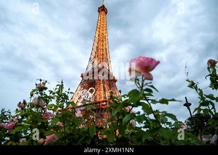 Parigi, Francia. 24 luglio 2024. Tour Eiffel durante i XXXIII Giochi Olimpici di Parigi 2024 sulla Senna a Parigi (Francia), 24 luglio 2024. Crediti: Insidefoto di andrea staccioli/Alamy Live News Foto Stock