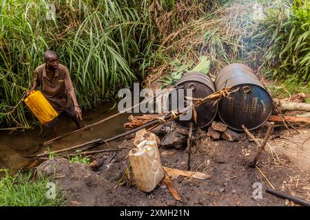 KIBUGA, UGANDA - 13 MARZO 2020: Distilleria rurale di alcool di banane vicino al villaggio di Kibuga nella regione dei laghi crateri vicino a Fort Portal, Uganda Foto Stock