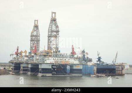 Piattaforma petrolifera ancorata, carro di perforazione offshore, a Port of Galveston, Texas. La piattaforma petrolifera viene riabbattuta nel porto texano sulla costa del Golfo. Foto Stock