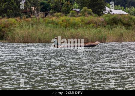 BUNYONYI, UGANDA - 19 MARZO 2020: Canoa sul lago Bunyonyi, Uganda Foto Stock