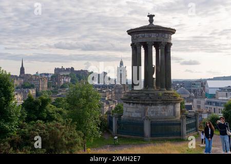 Dugald Stewart Monument su Calton Hill con vista su Edimburgo e il suo castello, capitale della Scozia, 27 luglio 2024 Foto Stock