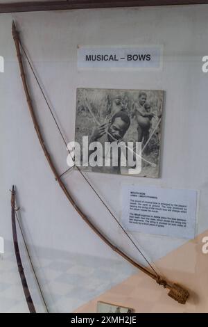 KAMPALA, UGANDA - 1 MARZO 2020: Mostra di archi musicali nel Museo Uganda di Kampala, Uganda Foto Stock