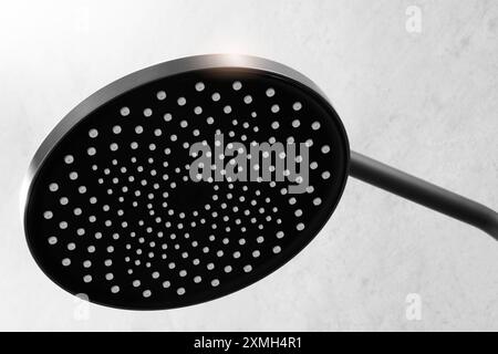 Soffione doccia dal design bianco e nero. interni moderni del bagno Foto Stock