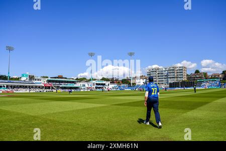 Hove UK 28 luglio 2024 - Michael Booth del Warwickshire schierata sul confine durante la partita di cricket della Metro Bank One Day Cup tra Sussex Sharks e Warwickshire al 1st Central County Ground di Hove: Credit Simon Dack /TPI/ Alamy Live News Foto Stock