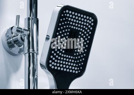 Soffione doccia dal design bianco e nero. interni moderni del bagno Foto Stock