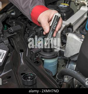 Controllo del liquido dei freni in una vettura con dispositivo di misurazione Foto Stock