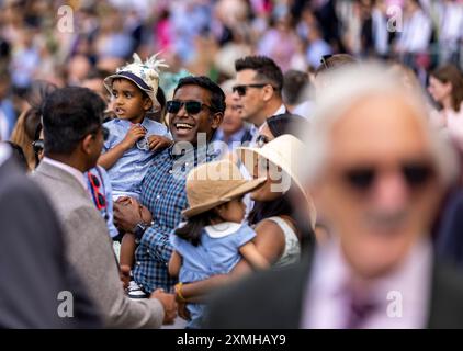 Spettatori durante il QIPCO King George Day all'ippodromo di Ascot, Berkshire. Data foto: Sabato 27 luglio 2024. Foto Stock