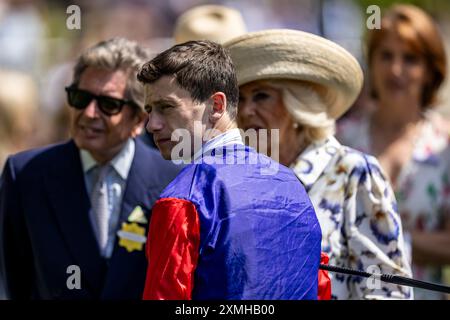 Jockey Oisin Murphy con la Regina Camilla davanti al Sodexo Live! La principessa Margaret Stakes durante il QIPCO King George Day all'Ascot Racecourse, Berkshire. Data foto: Sabato 27 luglio 2024. Foto Stock