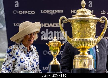 La regina Camilla presenta il Re Giorgio vi e la Regina Elisabetta Qipco Stakes durante il QIPCO King George Day all'Ascot Racecourse, Berkshire. Data foto: Sabato 27 luglio 2024. Foto Stock