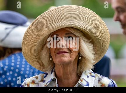 Regina Camilla dopo aver presentato il Re Giorgio vi e la Regina Elisabetta Qipco Stakes durante il QIPCO King George Day all'Ascot Racecourse, Berkshire. Data foto: Sabato 27 luglio 2024. Foto Stock