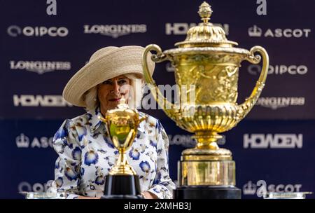 La regina Camilla presenta il Re Giorgio vi e la Regina Elisabetta Qipco Stakes durante il QIPCO King George Day all'Ascot Racecourse, Berkshire. Data foto: Sabato 27 luglio 2024. Foto Stock