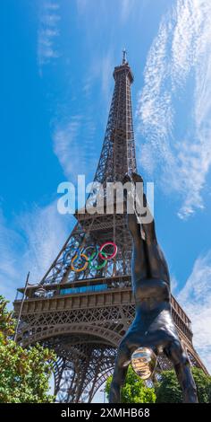 Parigi, Francia - 07 28 2024 : scultura subacquea di fronte alla Torre Eiffel con gli anelli olimpici Foto Stock