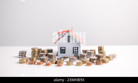 Gli investimenti in una casa spesso implicano la garanzia di un mutuo ipotecario, con un agente finanziario che aiuta a gestire gli aspetti aziendali e immobiliari della casa a ENS Foto Stock