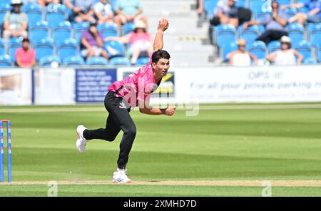 Hove UK 28 luglio 2024 - Ari Karvelas bowling per i Sussex Sharks durante la partita di cricket della Metro Bank One Day Cup tra i Sussex Sharks e il Warwickshire al 1° Central County Ground di Hove: Credit Simon Dack /TPI/ Alamy Live News Foto Stock