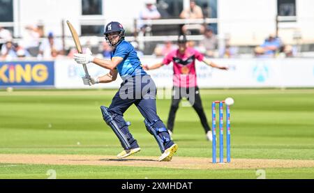 Hove UK 28 luglio 2024 - Will Rhodes del Warwickshire guarda la palla fino al confine durante la partita di cricket della Metro Bank One Day Cup tra Sussex Sharks e Warwickshire al 1st Central County Ground di Hove: Credit Simon Dack /TPI/ Alamy Live News Foto Stock