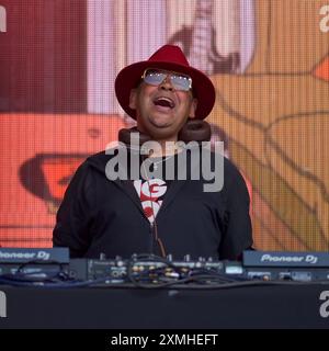 Castello di Lulworth, Dorset, Regno Unito. 28 luglio 2024. Craig Charles Funk and Soul Show - ex star dei Red Dwarf suona un grande DJ set. Camp Bestival. Domenica 28 luglio 20224 credito: Graham Tarrant/Alamy Live News Foto Stock